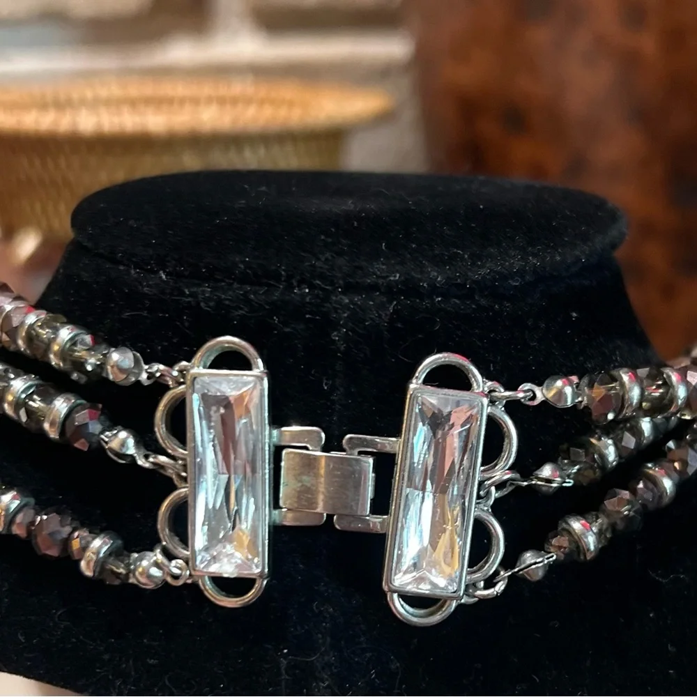 GUC- Iridescent beautiful 3 strand necklace with a fold over clasp. - Picture 3 of 8
